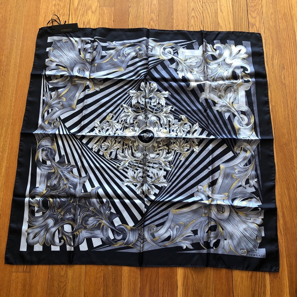 NWT *Certified*Authentic* 2015 Versace Silk Printed Scarf/Shawl